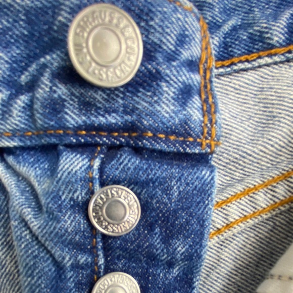Vintage Levi’s Distressed Jean Shorts - Picture 5 of 6
